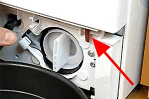 abrir tirando de la cinta plástica roja en lavadoras bosch o siemens